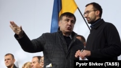 Михаил Саакашвили (слева) во время акции протеста перед Верховной Радой в Киеве, 22 октября 2017 года
