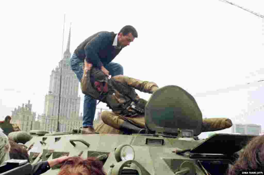 Август 1991 года: попытка государственного переворота в Москве. Горбачев блокирован на даче в Крыму, здание российского парламента – «Белый дом» на Краснопресненской набережной – окружено танками. Ельцин и его сторонники организуют сопротивление путчу, который спустя три дня проваливается. Горбачев возвращается в Москву, но его политический авторитет безнадежно подорван.   