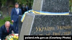 Антоній Мацеревич, міністр оборони Польщі кладе вінок на могилу генерала армії УНР Марка Безручка