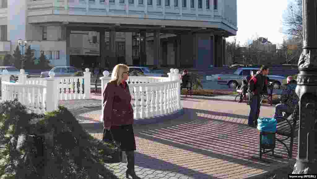Біля Верховної Ради все вже прибрано, барикад немає, стоять «Волги» чиновників. По периметру кілька «ополченців», яким замість учорашніх георгіївських стрічок вже видали нарукавні пов'язки, поки що дружинників. Форма з'явиться за тиждень-два, а зброю поки дають найбільш перевіреним.