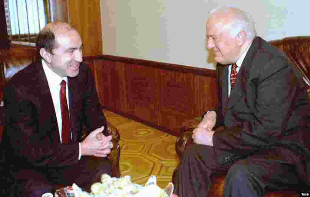 CIS Executive Secretary Boris Berezovsky (left) with Georgian President Eduard Shevardnadze in Tbilisi on May 14, 1998.