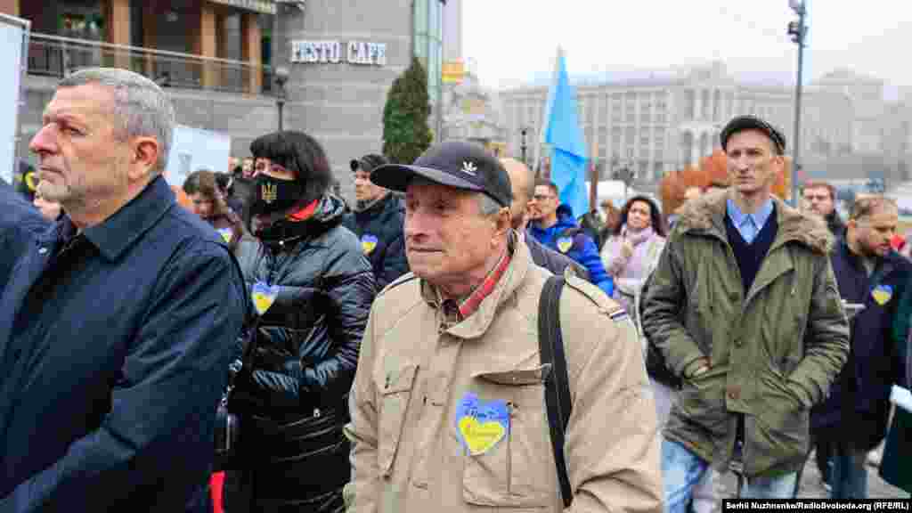 Кримський журналіст, оглядач Крим.Реалії Микола Семена (у центрі), колишній політв'язень Кремля, народний депутат України Ахтем Чийгоз (ліворуч) на акції