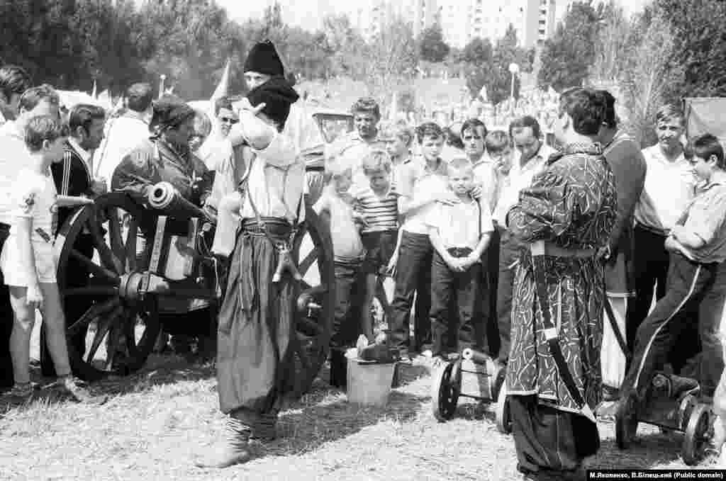 А на цій світлині вже досить потужна гармата. Допомогу в організації заходів надавали й військові, вони забезпечували наметами, збудували щитові туалети та кухню для годування приїжджих  