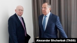 Постоянный представитель Российской Федерации в Совете Безопасности ООН Виталий Небензя (слева) и глава МИД России Сергей Лавров