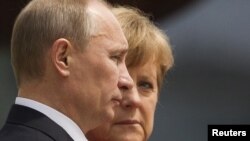 Unlike her predecesser, Gerhard Schroeder, German Chancellor Angela Merkel (right) reportedly does not enjoy particularly cordial relations with Russian President Vladimir Putin (left).