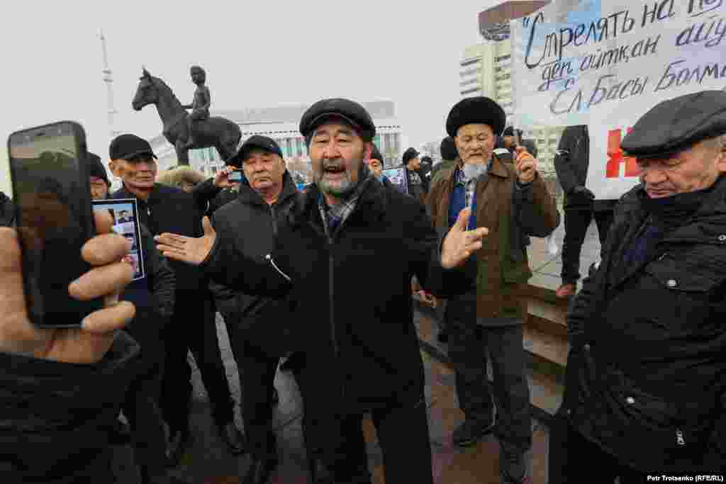 Казахстанцы митингуют в Алматы 13 февраля в память о погибших во время беспрецедентных антиправительственных демонстраций в начале января. (Петр Троценко, Казахстанская сдужба Радио Свобода) За мирными общенациональными протестами против повышения цен на топливо в январе последовали беспорядки и жестокие репрессии. Сотни людей, в том числе 18 сотрудников службы безопасности, были убиты в ходе столкновений, а президент Касым-Жомарт Токаев отдал силам безопасности приказ «стрелять на поражение».