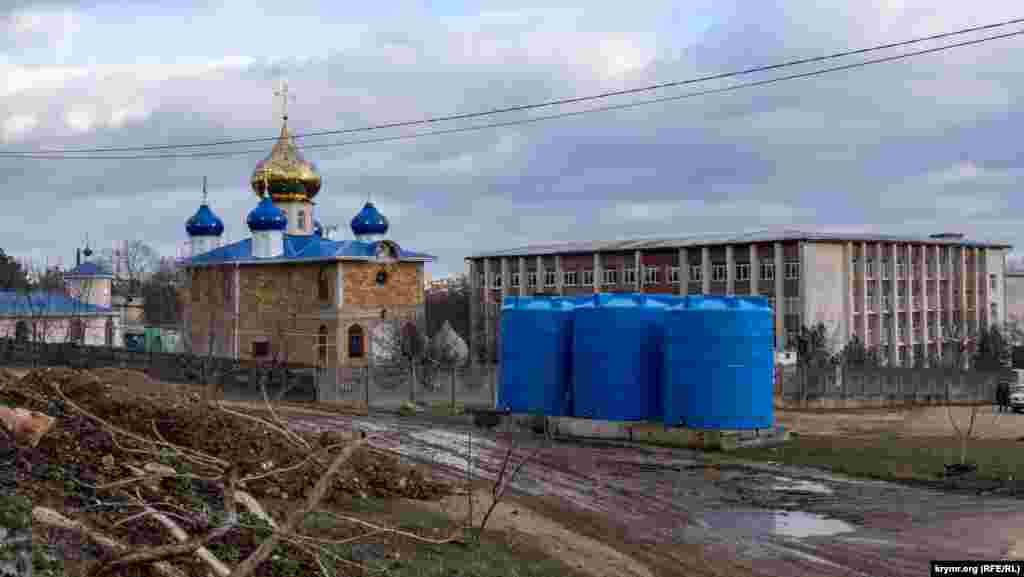 Храм Рождества Христова начали строить у местной средней школы в прошлом году, планируют же завершить строительство в 2025 году. На воротах храма размещено обращение к благотворителям с просьбой оказать «материальную и посильную помощь»