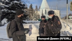 Активист Андрей Кичев у здания Правительства Архангельской области