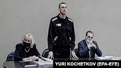 Алексей Навальный и его адвокаты во время выездного судебного заседания в исправительной колонии №2 в Покрове, Владимирская область, Россия, 15 февраля 2022 года