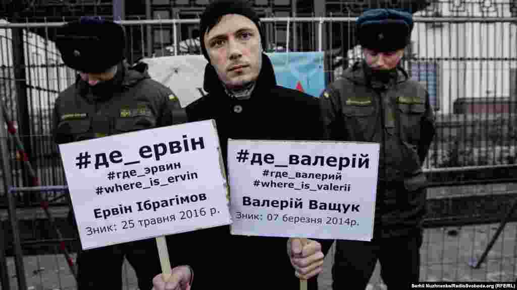 «Ми повинні показати, що ми про них не забули. Можливо, це остання надія рідних, що постійне нагадування про зниклих не дозволить владі (кримській владі) просто робити вигляд, що нічого не сталося», – прокоментував Рустем, кримськотатарський активіст. Київ, 25 жовтня 2016 року
