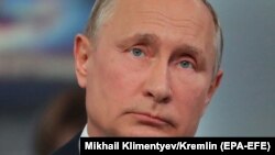 For the second straight year, President Vladimir Putin’s annual call-in show featured questions and biting criticism apparently texted in by the public. He ignored the most scathing ones.
