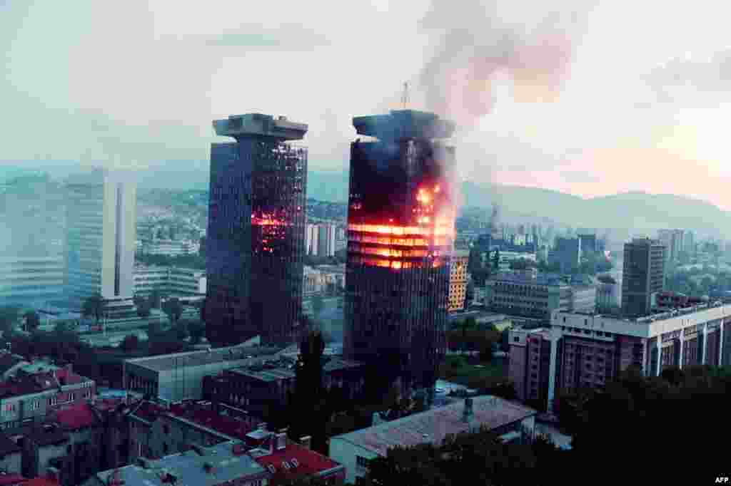 8 июня 1992 года. Горят здания-близнецы в центре Сараева у "Аллеи снайперов". Названные Momo и Uzeir в честь популярного комедийного сербско-боснийского дуэта, здания были сильно повреждены, но остались стоять как символ сопротивления. 