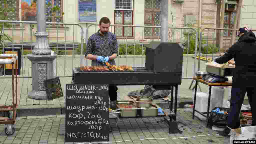 Местные предприниматели организовали зону «быстрого перекуса» для тех, кто проголодался