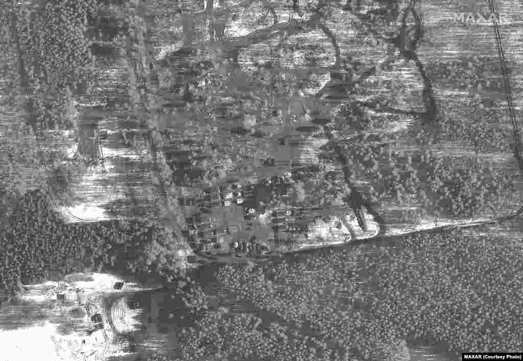 Военные палатки и жилье в Почепе, 22 февраля 2022 года. Satellite image ©2022 Maxar Technologies. Компания Satellite image ©2022 Maxar Technologies отмечает, что вблизи города расчищают обширную территорию для ввоза дополнительного оборудования. Палатки и десятки единиц военной техники уже размещены на данной территории