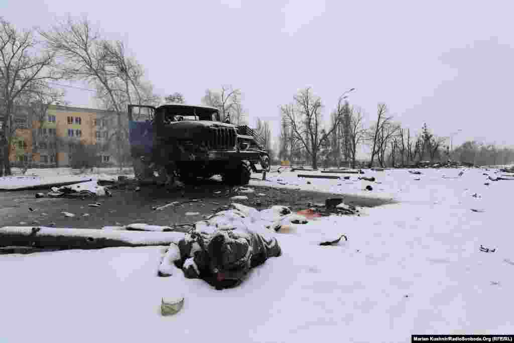 Знищена російська ракетна установка «Град» й тіло військового під Харковом. Фото 25 лютого 2022 року. (Автор: Мар'ян Кушнір, кореспондент Радіо Свобода) Російська армія розпочала широкомасштабне вторгнення в Україну 24 лютого 2022 року Агресія Росії проти України розпочалася наприкінці лютого 2014-го із захоплення Криму