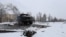 Сгоревшая установка "Град" и тело российского военнослужащего в окрестностях Харькова 25 февраля