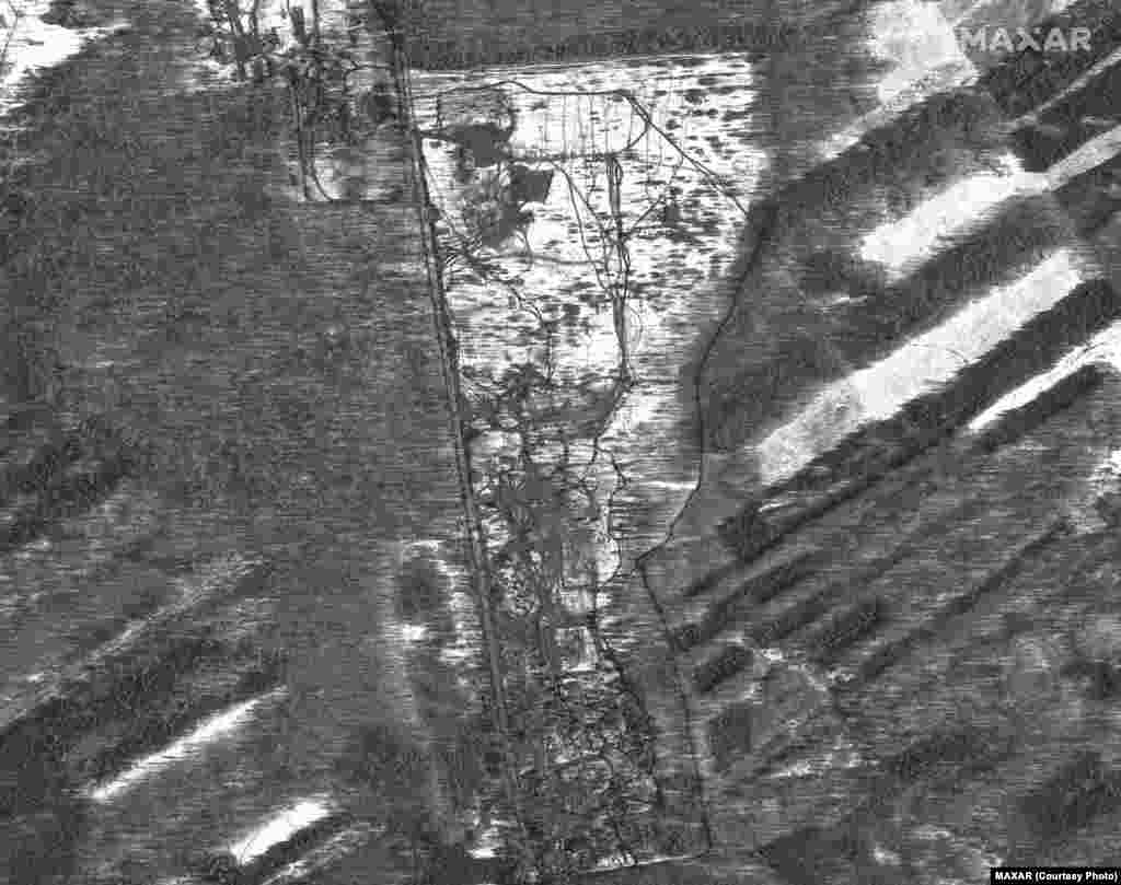 Новые войска в Почепе, западная Россия, 22 февраля 2022 года. Satellite image ©2022 Maxar Technologies. Компания Satellite image ©2022 Maxar Technologies сообщает, что технику, используемую для транспортировки танков, артиллерии и тяжелой техники, можно увидеть в окрестностях на западе Клинцев, примерно в 40 километрах к востоку от границы с Украиной