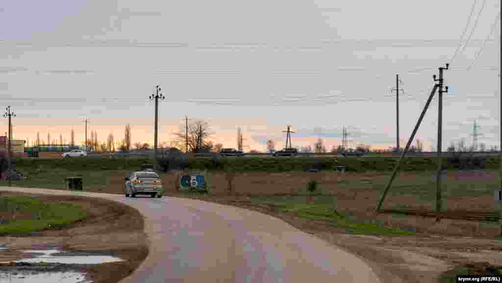 В Червоном вечереет. На фоне заката – насыпь шоссе Симферополь-Саки