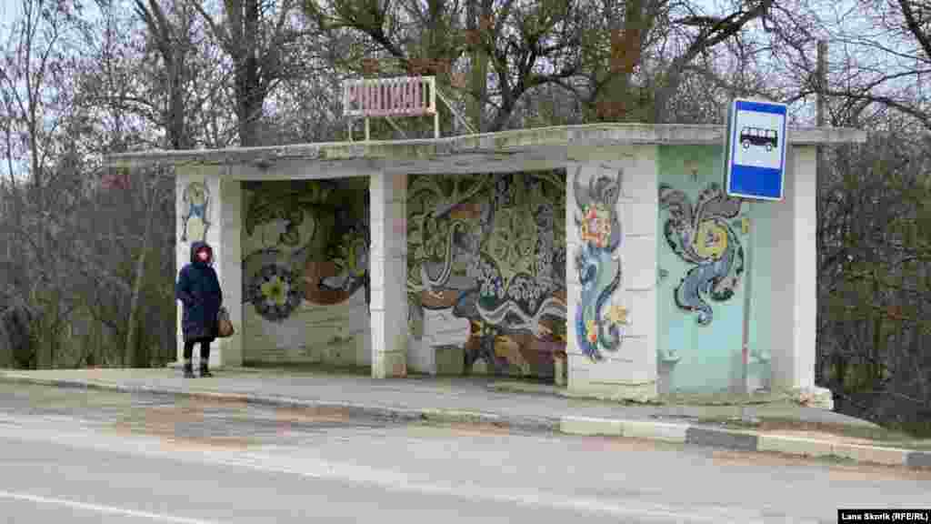 Автобусная остановка у села Рощино на трассе Симферополь – Джанкой построена в советское время и украшена мозаикой