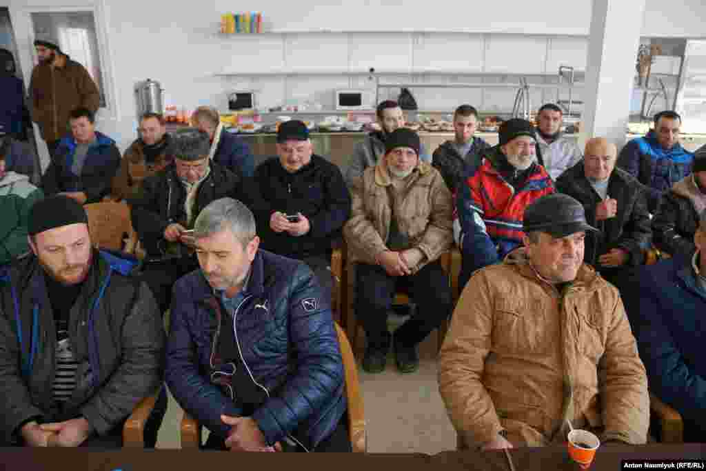 Засідання «Кримської солідарності» відбувається наприкінці кожного місяця. На збори приїжджають кримські татари з усього Криму, щоб обговорити останні судові процеси над політв'язнями