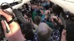 Навальный на борту самолета Навальный на борту самолета