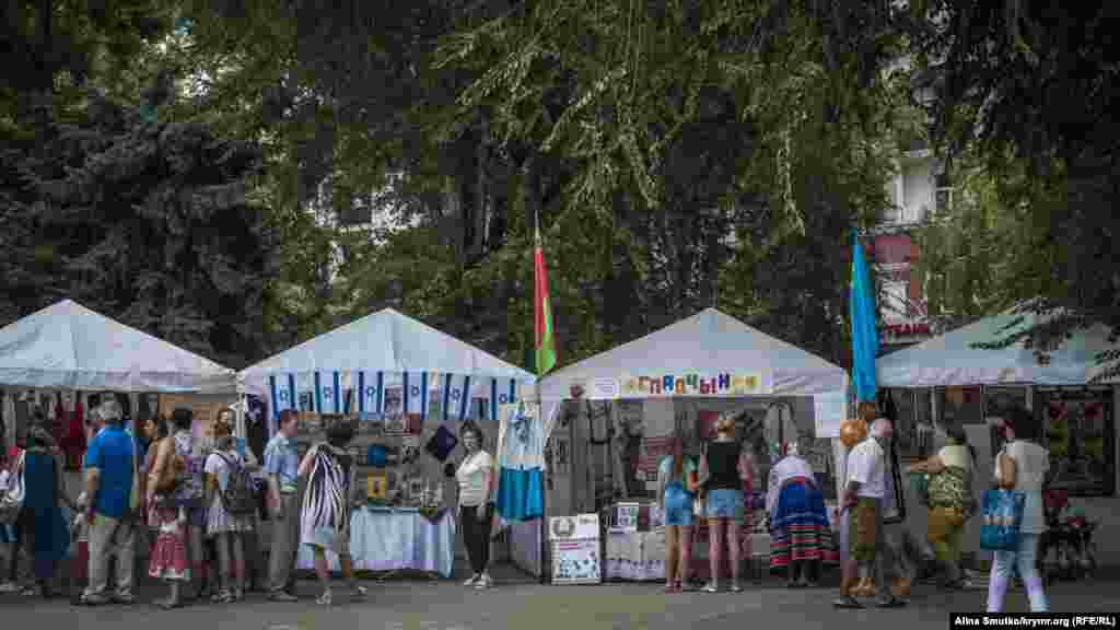 На ярмарке есть представители разных народов, в том числе белорусы, евреи, немцы, греки, крымские татары и караимы 