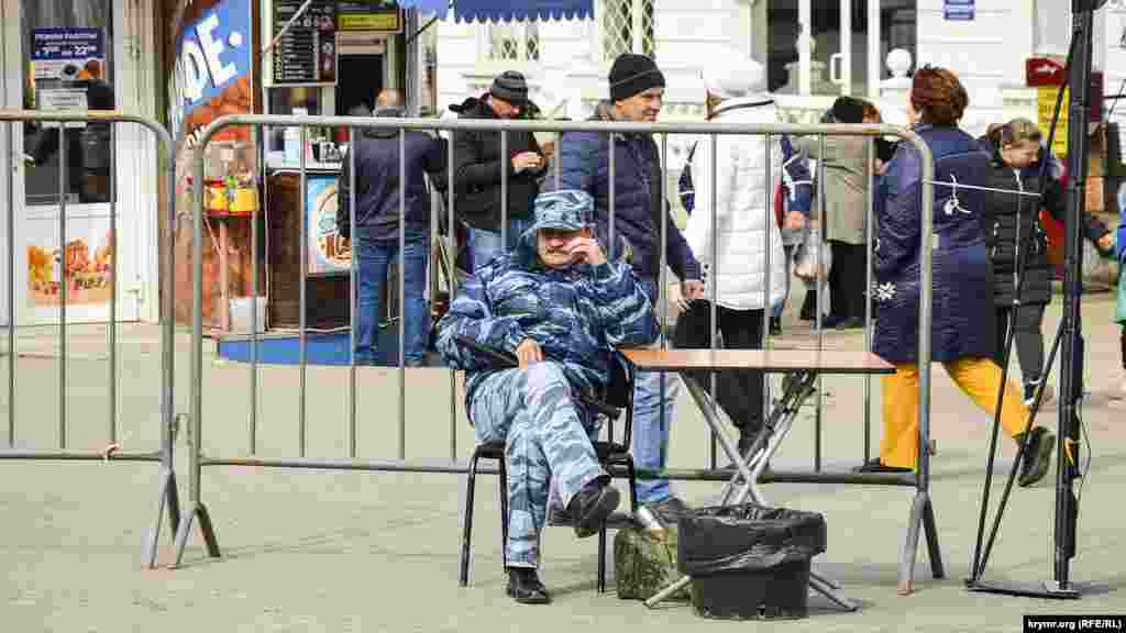 А теперь посмотрим, как проходила севастопольская выставка, посвященная открытию туристического сезона.  Выставка работала на центральной площади Нахимова в Севастополе два дня. Более 50 компаний, представляющих туристические, культурно-развлекательные, гастрономические и исторические направления и услуги Севастополя, приняли участие в выставке