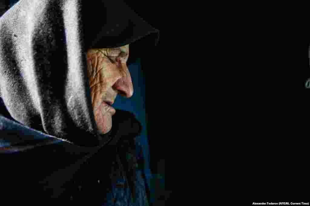 Сейчас все, кто мог, уже уехали, но остался последний житель – бабушка Патимат. Она не стала переезжать из принципа. Патимат родилась в крестьянской семье в этом самом ауле - Кхюрдабак, в нем работала, хочет в нем и умереть. Никто точно не знает, сколько ей лет: кто-то говорит, что 77, кто-то – 89. Русского языка она не знает