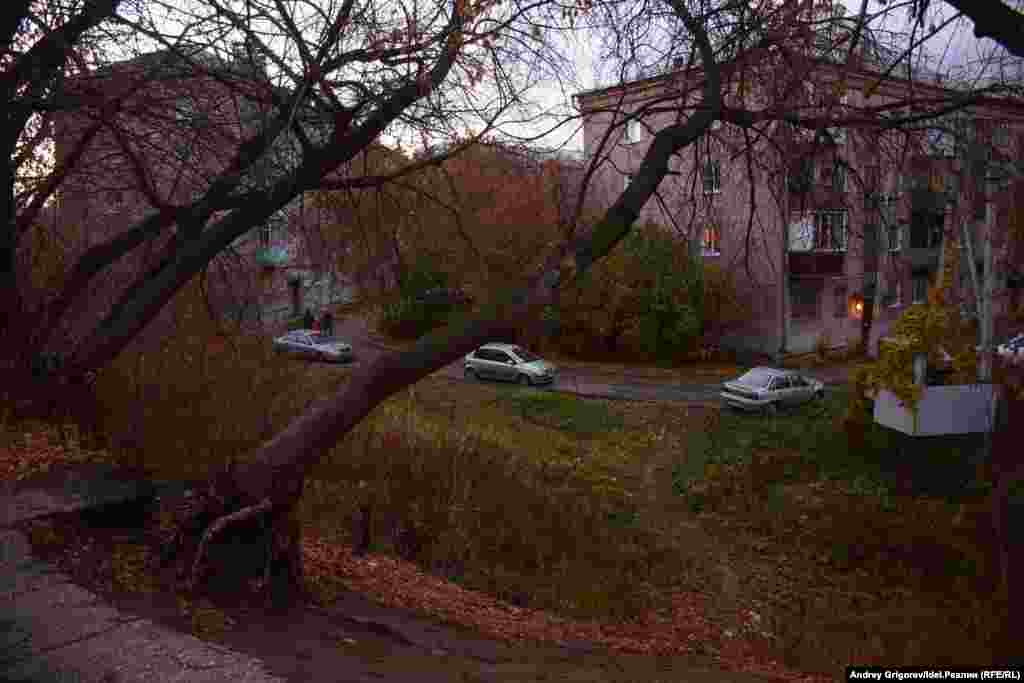 Дома, расположившиеся по соседству с мостом, в низине. 
