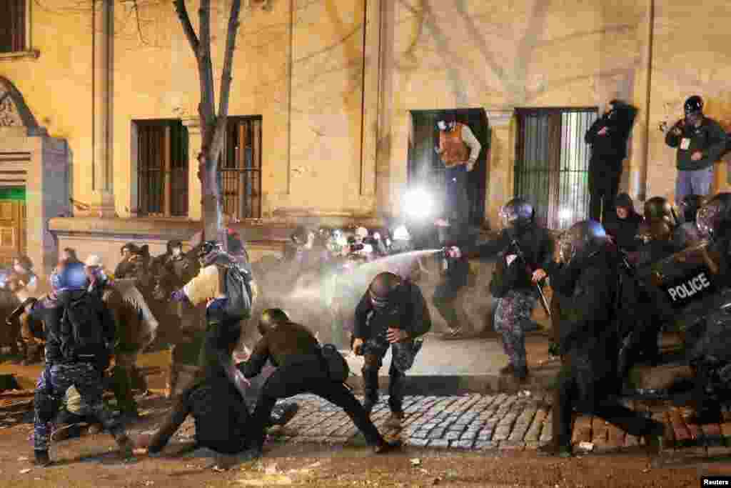 Поліція почала розгін акцій протесту. Зазначається, що перед розгоном сталися сутички між правоохоронцями та протестувальниками, які тривали кілька годин.