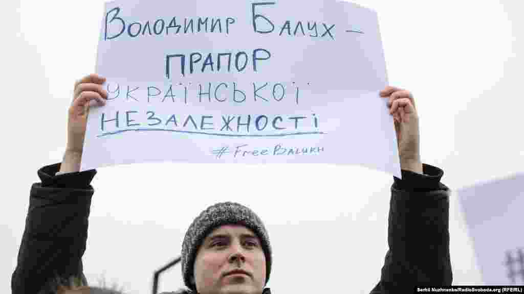 Позднее осужденный украинский активист решил временно прекратить голодовку. По словам адвокатов, у Балуха после более 200 дней голодовки ухудшилось здоровье