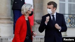 French President Emmanuel Macron welcomes EU Commission President van der Leyen at the Elysee Palace in Paris on January 7.