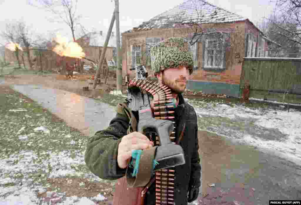 Чеченский боец с пулеметом направляется к центру Грозного, где продолжаются ожестосточенные столкновения между российской армией и чеченскими отрядами. 17 января 1995 года  
