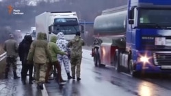 На западной границе Украины активисты блокируют проезд фур с российскими номерами (видео) На западной границе Украины активисты блокируют проезд фур с российскими номерами (видео)