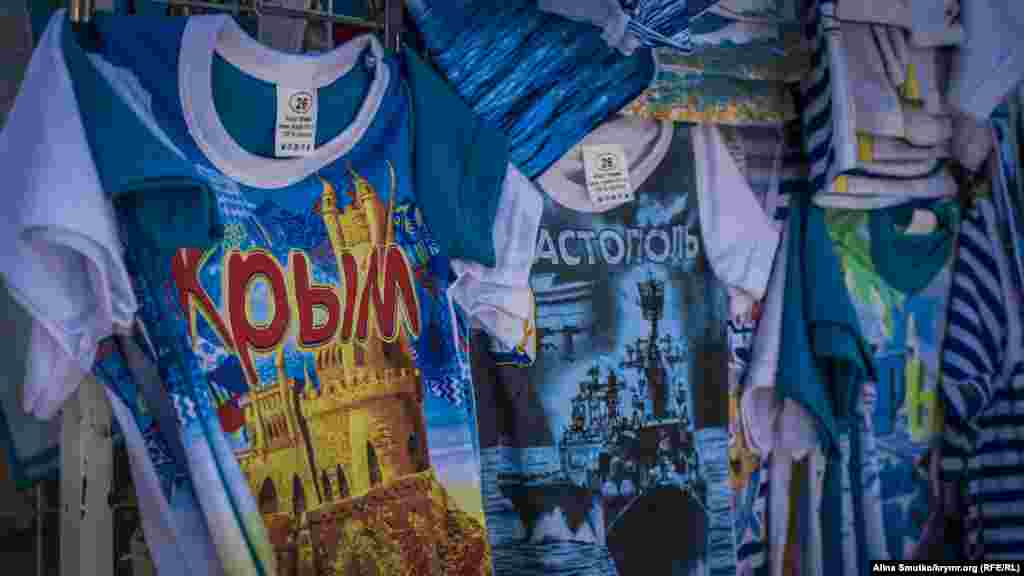 Футболки з написами «Крим» і «Севастополь» – частина асортименту в наметах із сувенірами.