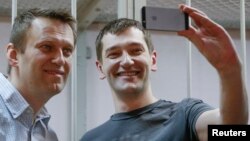 Алексей и Олег Навальные в Замоскворецком суде Москвы в день оглашения приговора по делу "Ив Роше", 30 декабря 2014