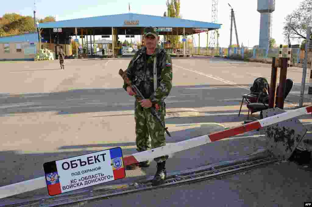 Пограничный пункт пропуска на российско-украинской границе, захваченный вооруженными сепаратистами