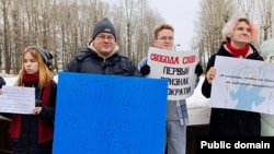 Руслан Зинатуллин на согласованном с властями пикете "За свободу слова и прессы" 1 февраля. Спустя несколько дней силовики заявят, что плакат в его руках "не соответствовал заявленной теме".