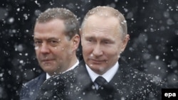 Владимир Путин и Дмитрий Медведев на церемонии возложения цветов к Могиле Неизвестного Солдата в Москве. Февраль 2017 года