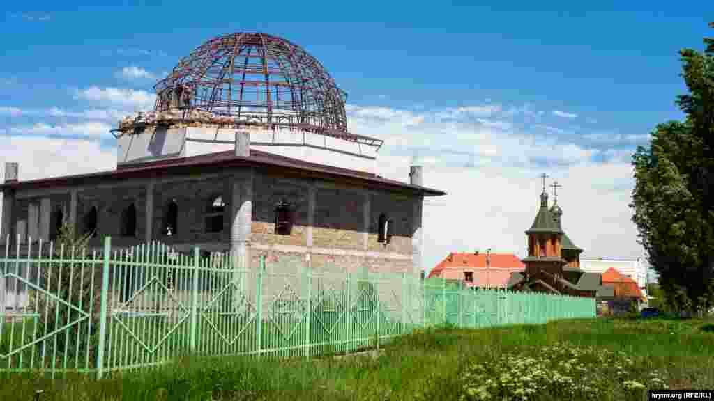Мечеть у Білоглинці методом народного будівництва почали зводити в 2018 році. Поки ж місцеві мусульмани проводять колективні намази в тимчасовому приміщенні, розташованому поруч зі споруджуваною мечеттю. Дерев'яну церкву Московського патріархату Амвросія Оптинського, що за мечеттю, побудували за рік – у 2012 році