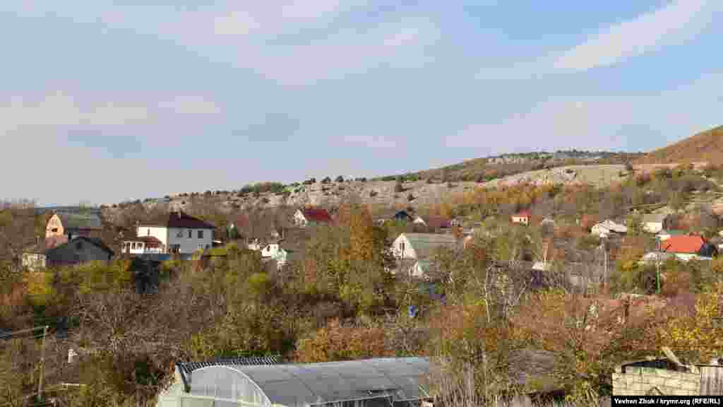 Село лежить у верхів'ях яру Тау-Сала