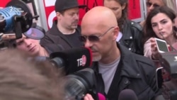 Фёдор Бондарчук на акции возле "Гоголь-центра" Фёдор Бондарчук на акции возле "Гоголь-центра"