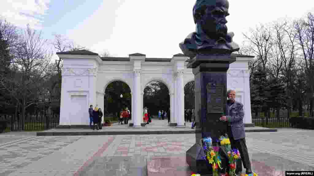 Сімферополь, 2020 рік. Першими до пам’ятника Тарасу Шевченку в його іменному парку прийшли активісти неофіційної громади українців Криму