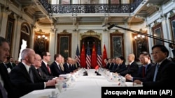 Переговоры представителей США и Китая, архивное фото