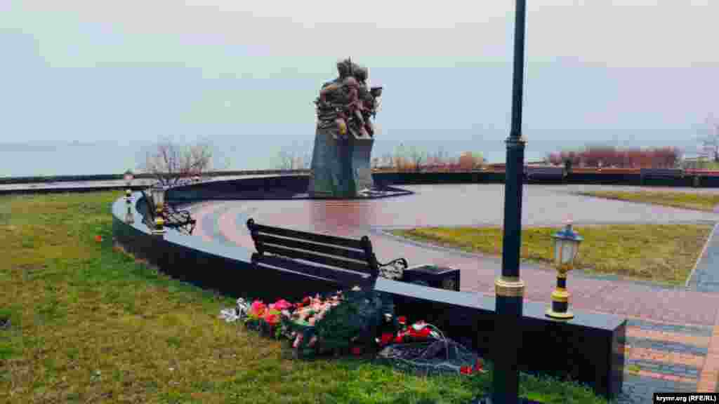 Памятник воинам-десантникам расположен на городской набережной, возле памятника часто проводят массовые мероприятия и возложения цветов. Траурные венки позднее выбрасывают  прямо на газон, за спины отдыхающих на лавочке керчан