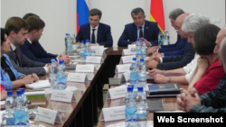 Помощник президента РФ Владислав Сурков и президент Южной Осетии Анатолий Бибилов председательствуют на заседании правительства