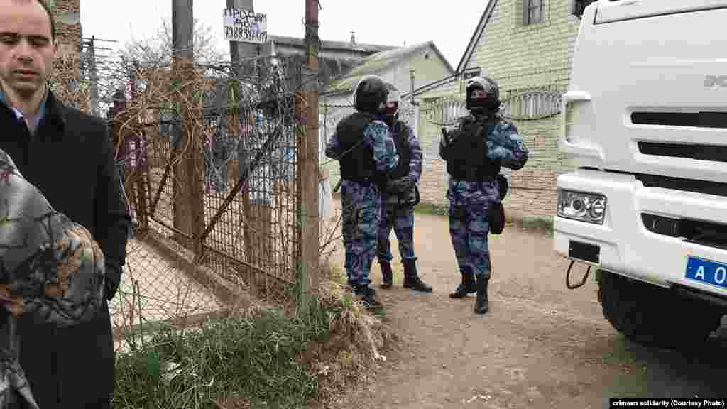 За заявою силовиків, слідчі дії проводяться в рамках кримінальних справ проти кількох жителів Криму, підозрюваних в участі у діяльності забороненої в Росії релігійної організації «Хізб ут-Тахрір»