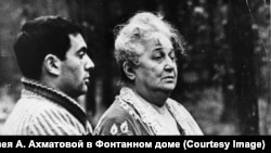 Анатолий Найман и Анна Ахматова. Комарово, 1965 год.