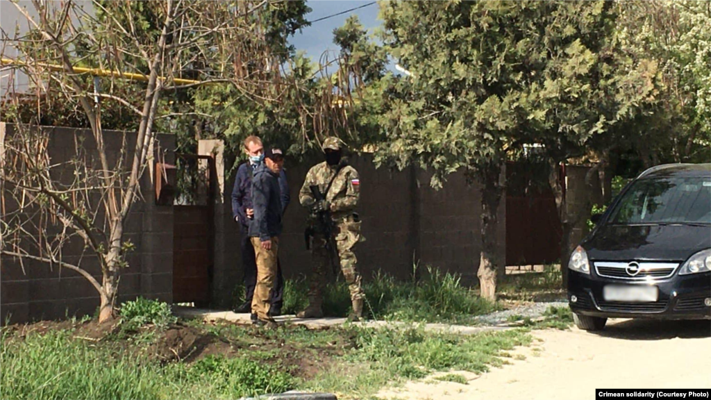 У селі Дубки під Сімферополем Аюб Рахімов займався будівельними роботами і паралельно готував на волонтерських засадах їжу для тих, хто поститься в місяць Рамадан, – розповів активіст «Кримської солідарності» Рауль Діттан