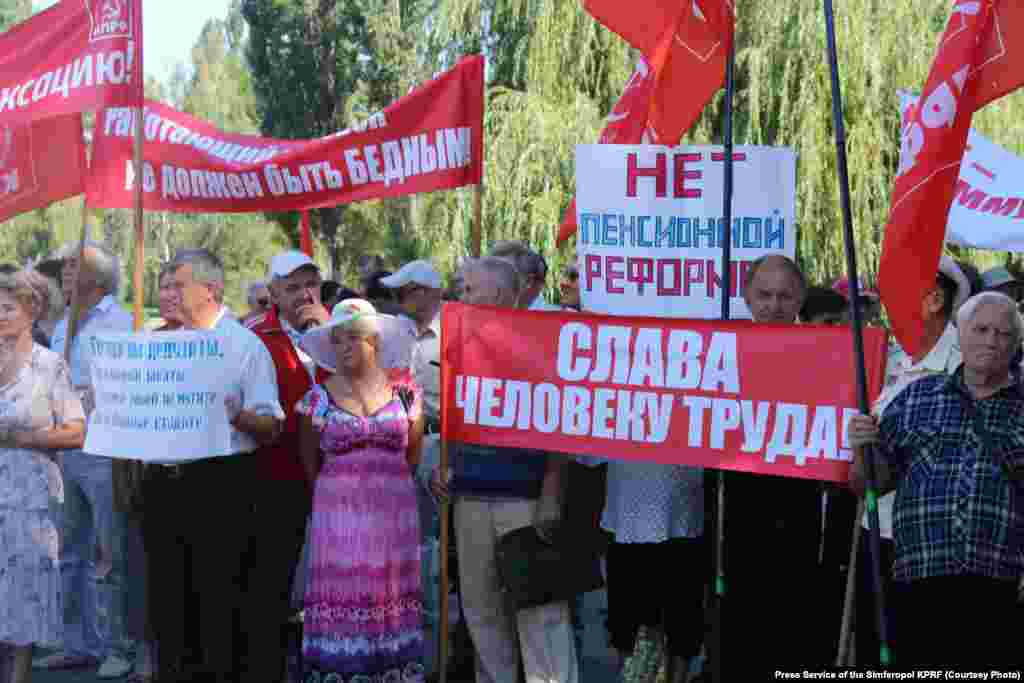 Митинг-протест против повышения пенсионного возраста. Симферополь, 18 августа 2018 года. В июне 2018 года правительство России объявило о повышении пенсионного возраста, а в июле Госдума приняла законопроект. Он предполагает повышение возраста выхода на пенсию к 2034 году: для мужчин – с 60 до 65 лет к 2028 году, а для женщин – с 55 до 63 лет. В России начались массовые протесты, которые добрались и до аннексированного полуострова.   